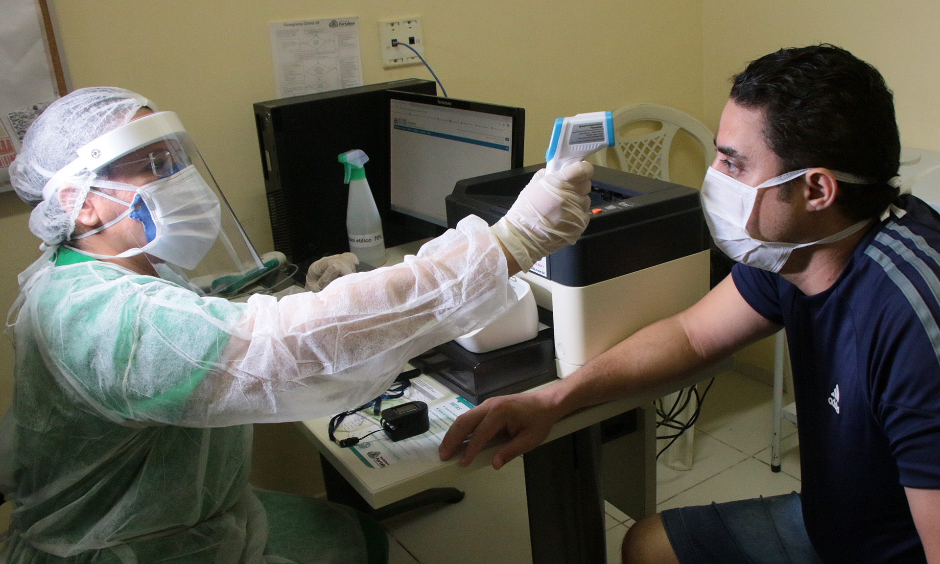 enfermeira atende paciente num posto de saúde
